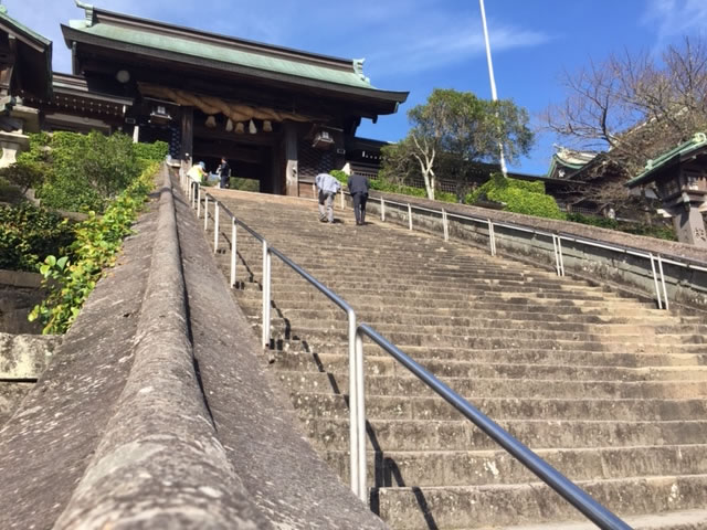 諏訪神社の顔でもある階段